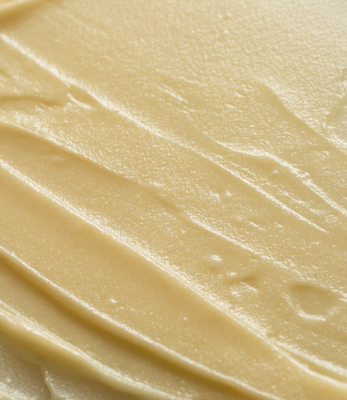 Detailaufnahme der cremigen Textur der Talmea Schafstalg Creme.