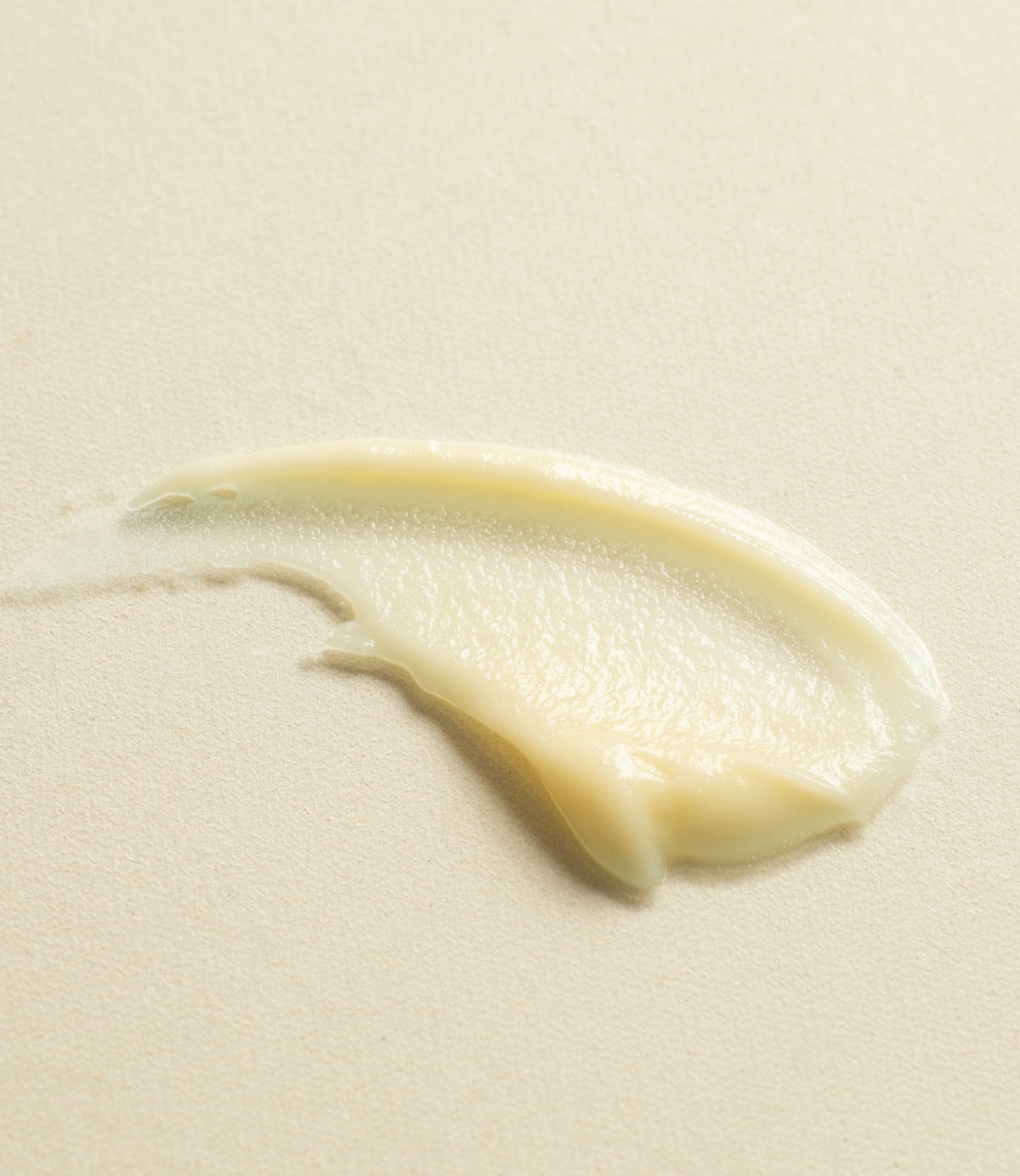 Zart aufgetragene Schafstalg Creme auf neutralem Hintergrund.