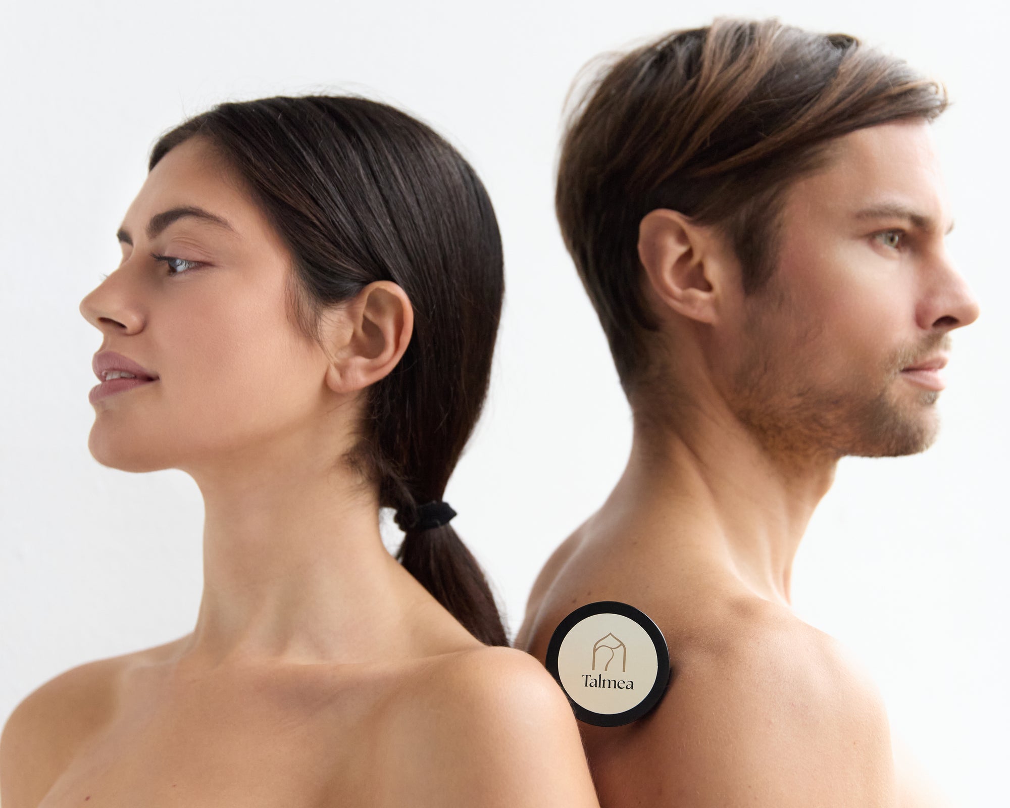 Frau und Mann Rücken an Rücken mit Talmea 50ml Sheep Tallow auf Schulter