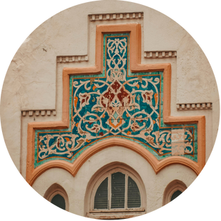 Ornamentales Architekturelement mit türkisfarbenem Fliesenmuster.